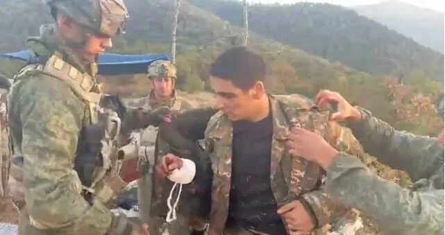 Merhametli Azerbaycan askeri Ermenistan askerinin yarasını böyle sardı: Korkma yaşayacaksın
