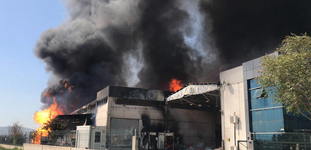 Son dakika! İzmir'de kozmetik fabrikası alevlere teslim oldu: Ekiplerin müdahalesi sürüyor