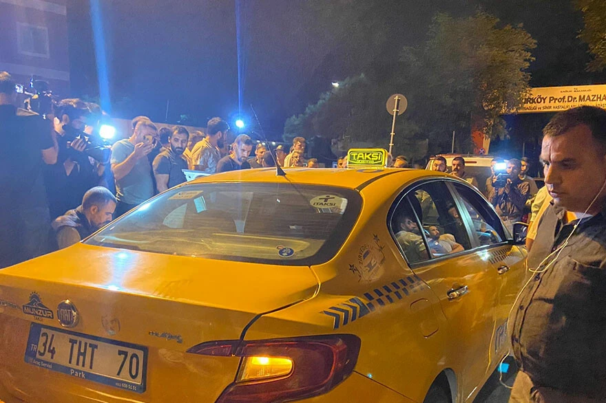 Bağcılar’da taksici Recep Acar bıçaklı saldırıya uğradı! Boğazı kesildi, yoğun bakıma alındı