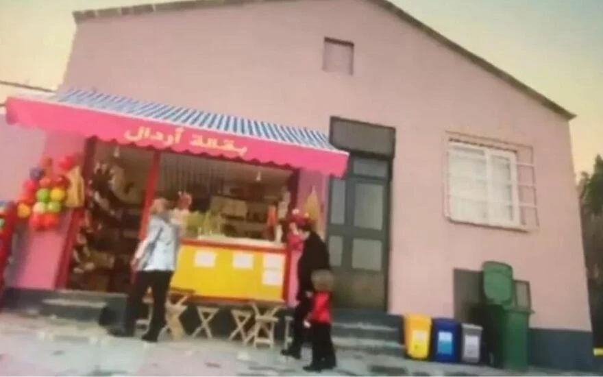 Leyla ile Mecnun dizisi gündem oldu: Erdal Bakkal’ın Arapça tabelasına tepki yağdı