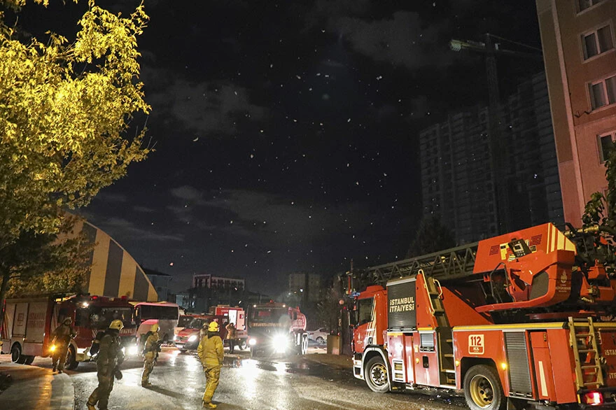 Beylikdüzü'nde plastik kasa ve palet üreten iş yerinin deposunda çıkan yangın söndürülemiyor
