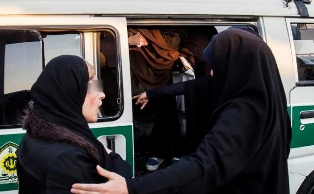 İran'daki İrşad Devriyeleri ne iş yapar? Ahlak polisinin öldürdüğü Mahsa için kadınlar ayaklandı
