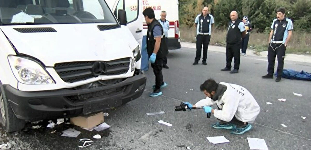 Baba ve 3 yaşındaki oğlunun feci ölümü! Servis aracının altında kaldı