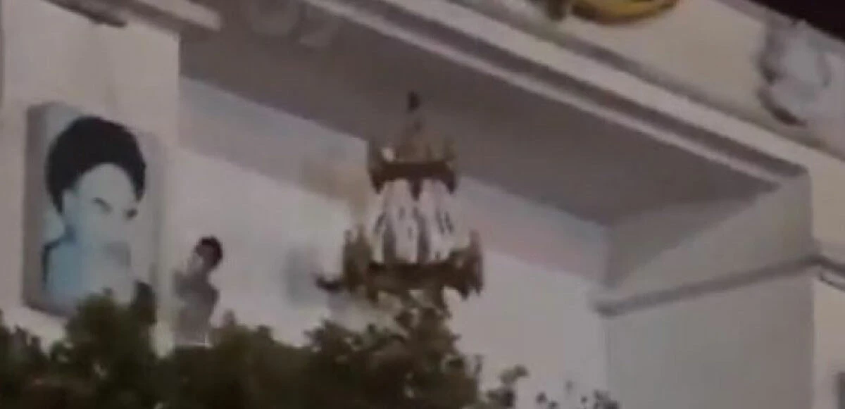 İran sokaklarında Mahsa Emini eylemi: Sokaklar karıştı, eylemciler polisleri linç etmeye başladı