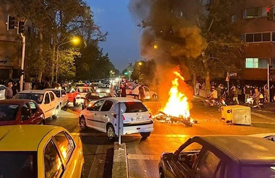 İran sokaklarında Mahsa Emini eylemi: Sokaklar karıştı, eylemciler polisleri linç etmeye başladı