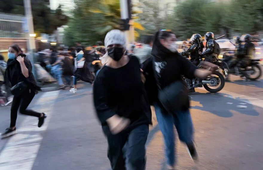 İran sokaklarında Mahsa Emini eylemi: Sokaklar karıştı, eylemciler polisleri linç etmeye başladı