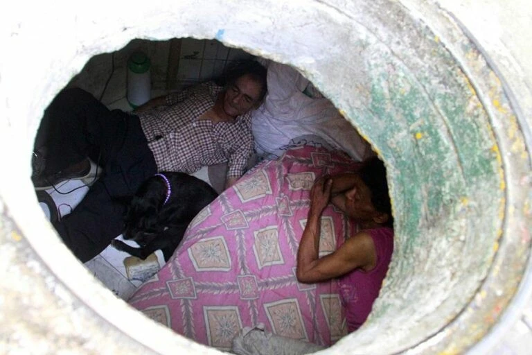 22 yıldır kanalizasyonda yaşıyorlar! Dünyanın konuştuğu çiftin gerekçesi daha da şaşırtıcı
