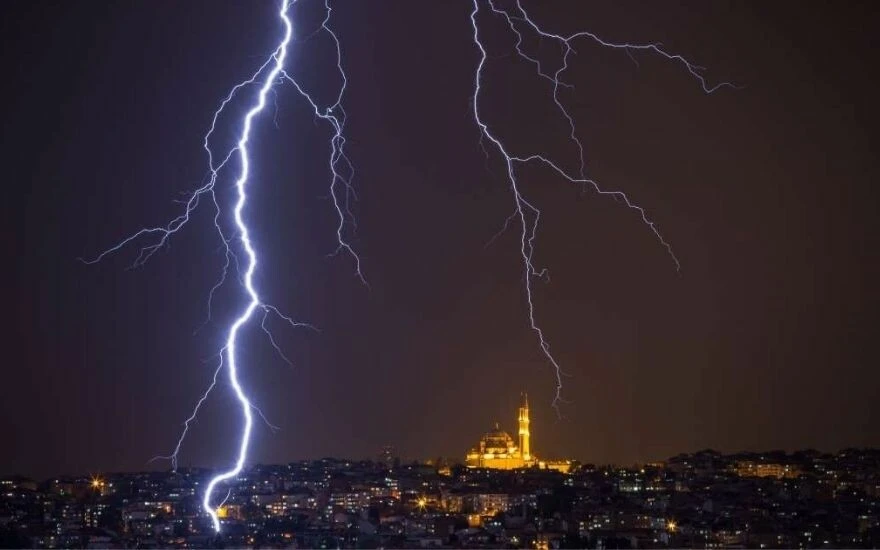 Uzmandan hayati uyarı: Gök gürültülü yağmurda asla bulaşık yıkamayın, ani ölümlere neden olabiliyor