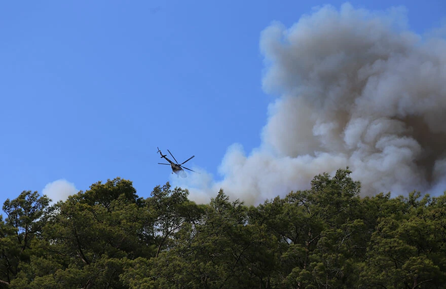 Marmaris’teki yangın kontrol altına alındı! 1000’den fazla kişinin havadan ve karadan müdahalesi başarı ile sonuçlandı