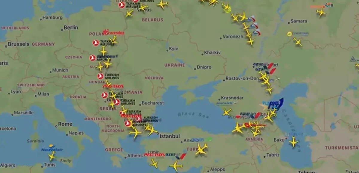 Ruslar scooter ve bisikletlerle bile kaçıyorlar! Sınırda kilometrelerce kuyruk oluştu