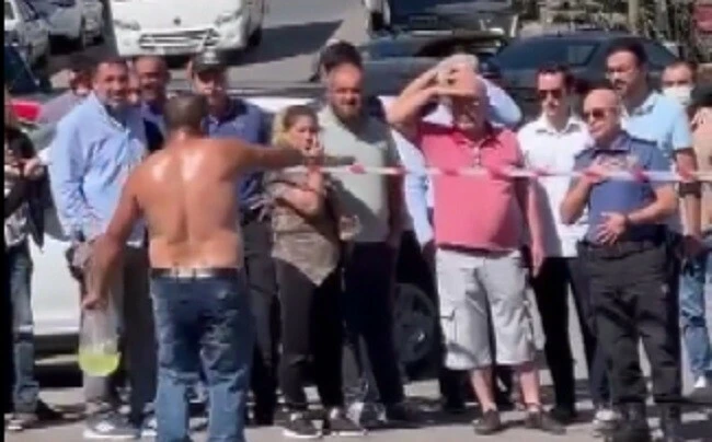 Kesilen cezaya sinirlenen seyyar satıcı yürekleri ağza getirdi: Hem kendini hem de çocuklarını yakmaya kalktı