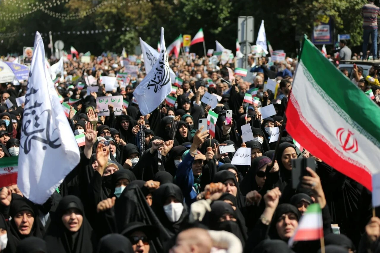 İran'da rejim yanlıları da sokağa döküldü! Mahsa Amini protestolarına karşı hükümete destek