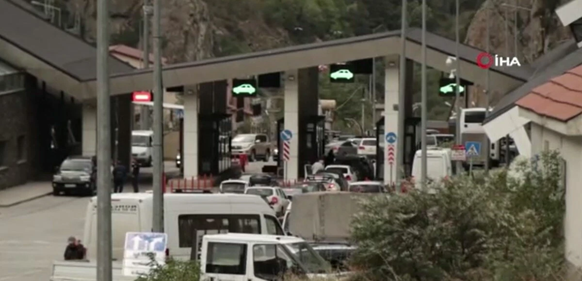 Ruslar scooter ve bisikletlerle bile kaçıyorlar! Sınırda kilometrelerce kuyruk oluştu