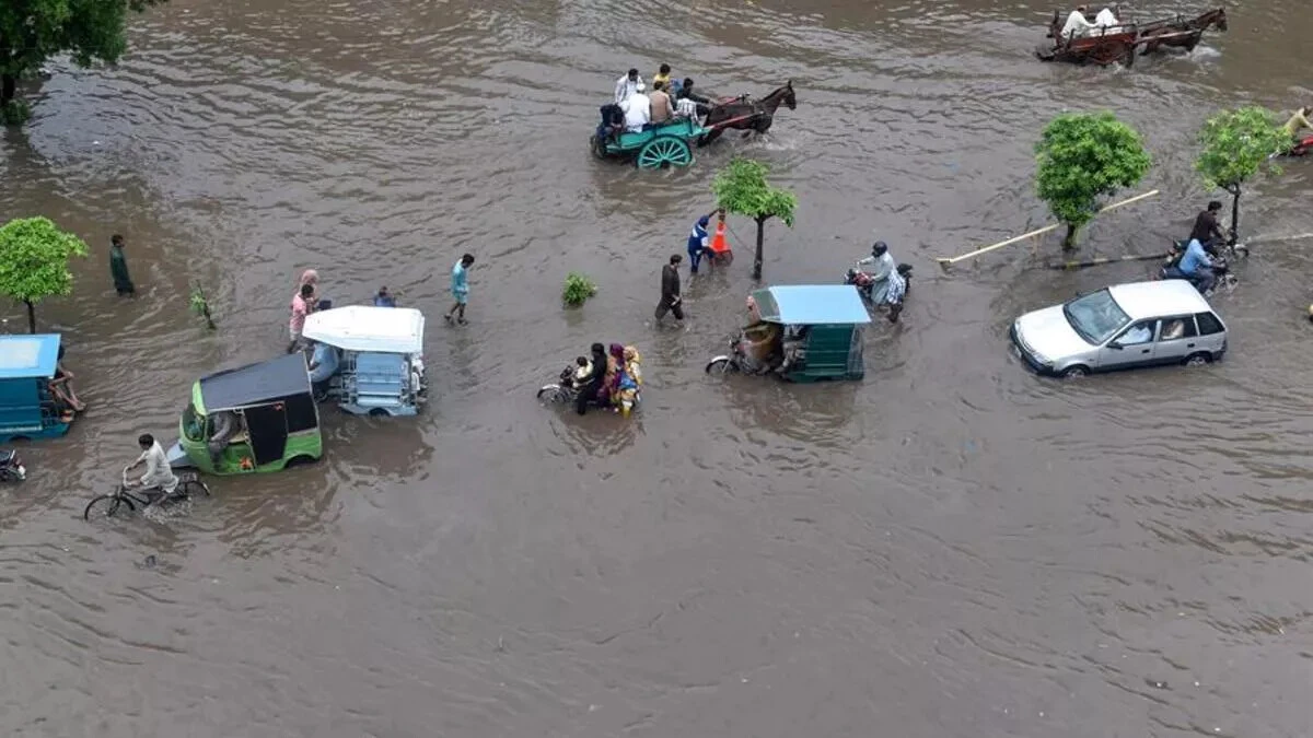 Şiddetli yağışlar ve yıldırımlar Hindistan'da çok sayıda kişiyi öldürdü! Yetkililerden uyarılar geldi