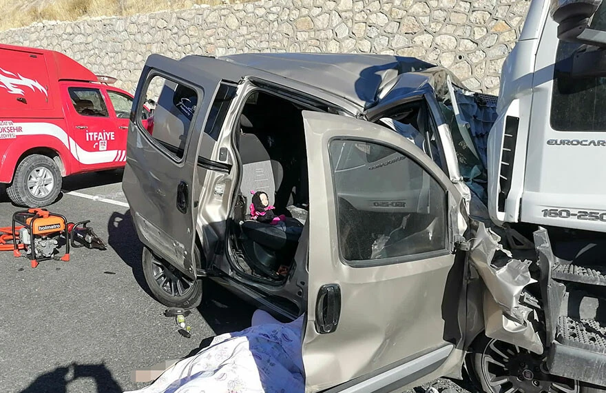 Malatya Akçadağ'da feci kaza: Tırla hafif ticari araç çarpıştı! Hayatını kaybeden ailenin kimlikleri belli oldu