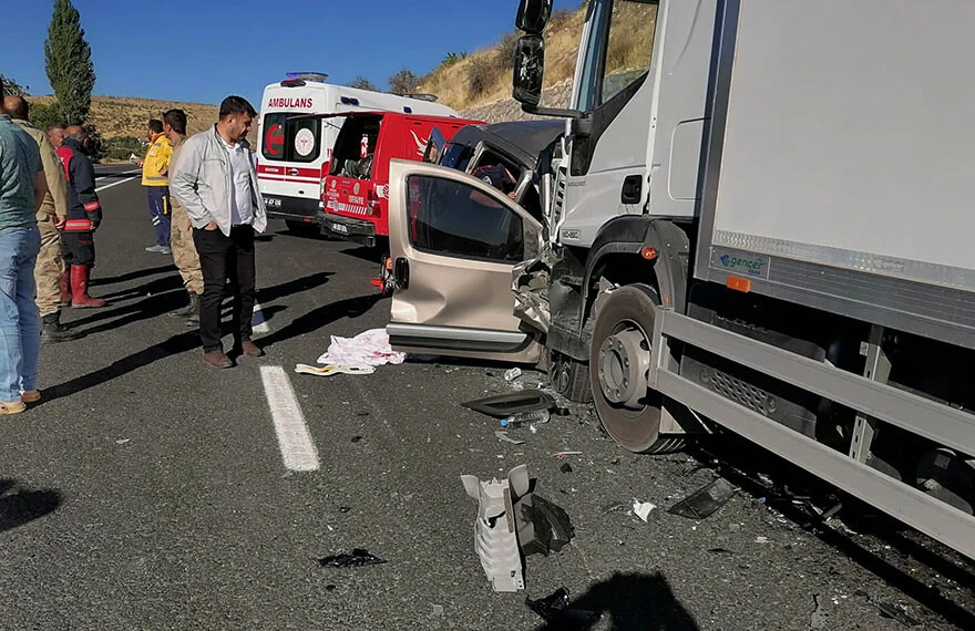 Malatya Akçadağ'da feci kaza: Tırla hafif ticari araç çarpıştı! Hayatını kaybeden ailenin kimlikleri belli oldu