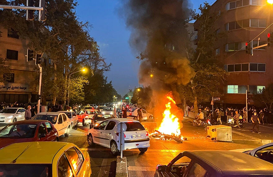 Tahran sokakları 'Mahsa Amini' sloganları ile inledi! İran'dan İngiltere ve Norveç Büyükelçilerine 'Provokasyon yapmayın' çağrısı