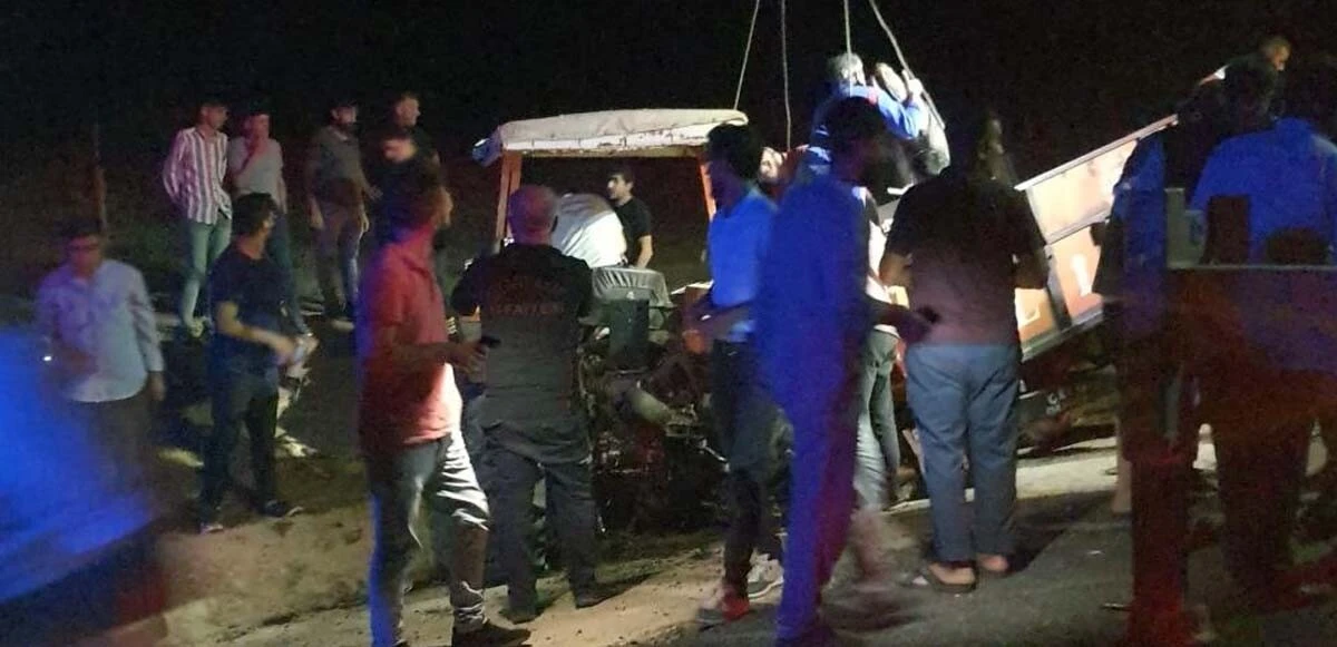 Traktör ile tır kafa kafaya çarpıştı! Feci kazada can pazarı: Ölü ve yaralılar var