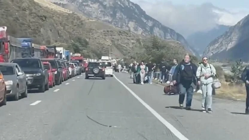 Kısmi askeri seferberlik kaçışı sürüyor: Rusya-Gürcistan sınırında kilometrelerce kuyruk