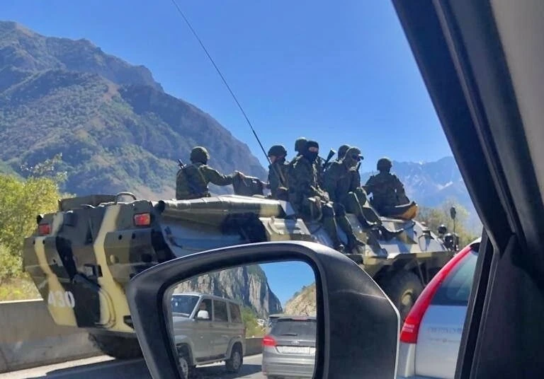 Kısmi askeri seferberlik kaçışı sürüyor: Rusya-Gürcistan sınırında kilometrelerce kuyruk