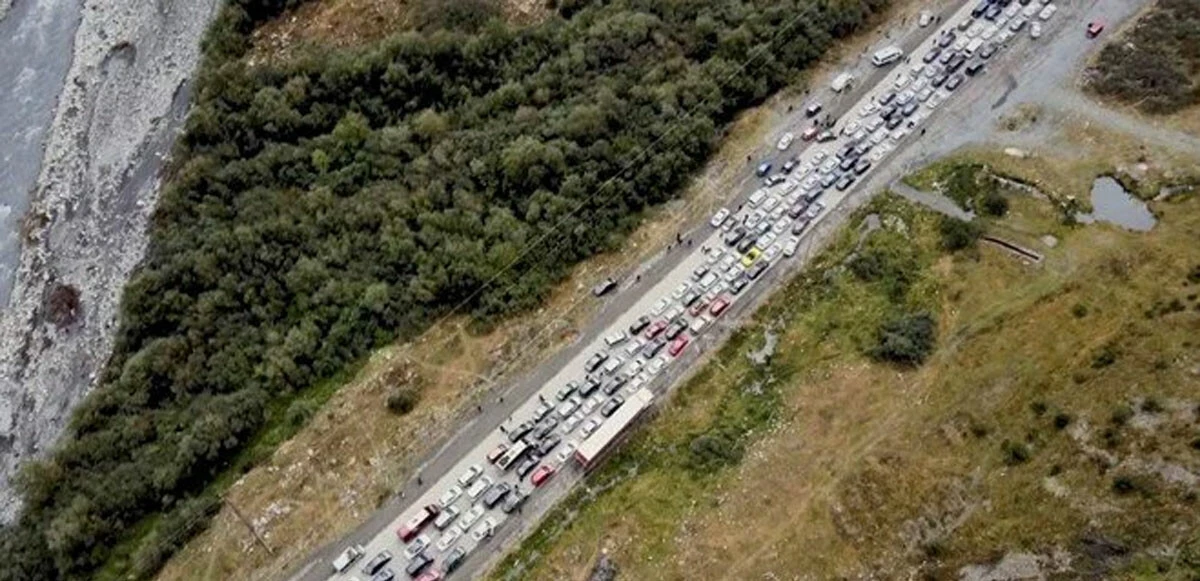 Kısmi askeri seferberlik kaçışı sürüyor: Rusya-Gürcistan sınırında kilometrelerce kuyruk