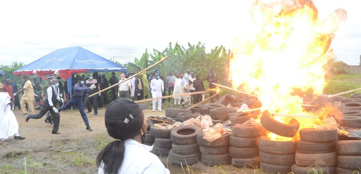 Dumanı gökyüzünü kapladı: 1.8 ton, 278 milyon değerinde kokain böyle imha edildi