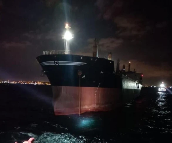 Son dakika! İstanbul Boğazı'nda hareketli saatler! Dümeni kilitlenen gemi Boğaz trafiğini durdurdu