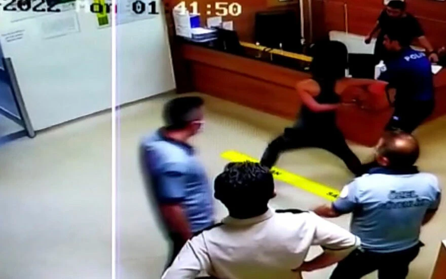 Eve geç geldi diye kardeşini dövdü! Dayaktan kurtulan kadın polise teşekkür edeceğine kafa attı