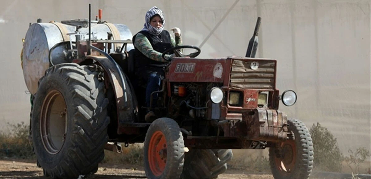 50 yaşında ülkenin ilk kadın traktör sürücüsü oldu! Kadınların simgesi haline geldi