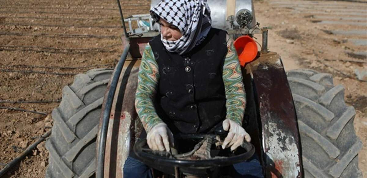 50 yaşında ülkenin ilk kadın traktör sürücüsü oldu! Kadınların simgesi haline geldi