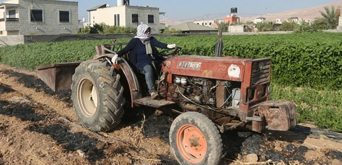 50 yaşında ülkenin ilk kadın traktör sürücüsü oldu! Kadınların simgesi haline geldi
