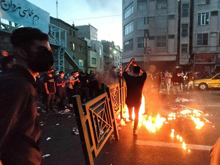 Mahsa Amini protestolarında bini aşkın gözaltı! 13. günde de İran yangın yeri