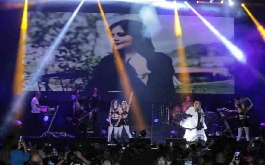 Hande Yener sahnede önce saçını kesti sonra ağlayarak şarkı söyledi!