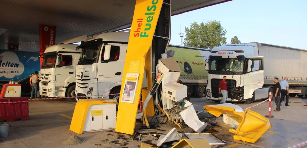 Facianın eşiğinden dönüldü! Tır akaryakıt istasyonuna daldı, ortalık savaş alanına döndü