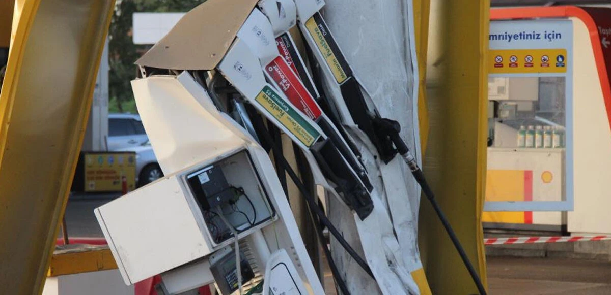 Facianın eşiğinden dönüldü! Tır akaryakıt istasyonuna daldı, ortalık savaş alanına döndü