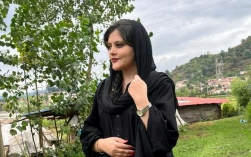 Hande Yener sahnede önce saçını kesti sonra ağlayarak şarkı söyledi!