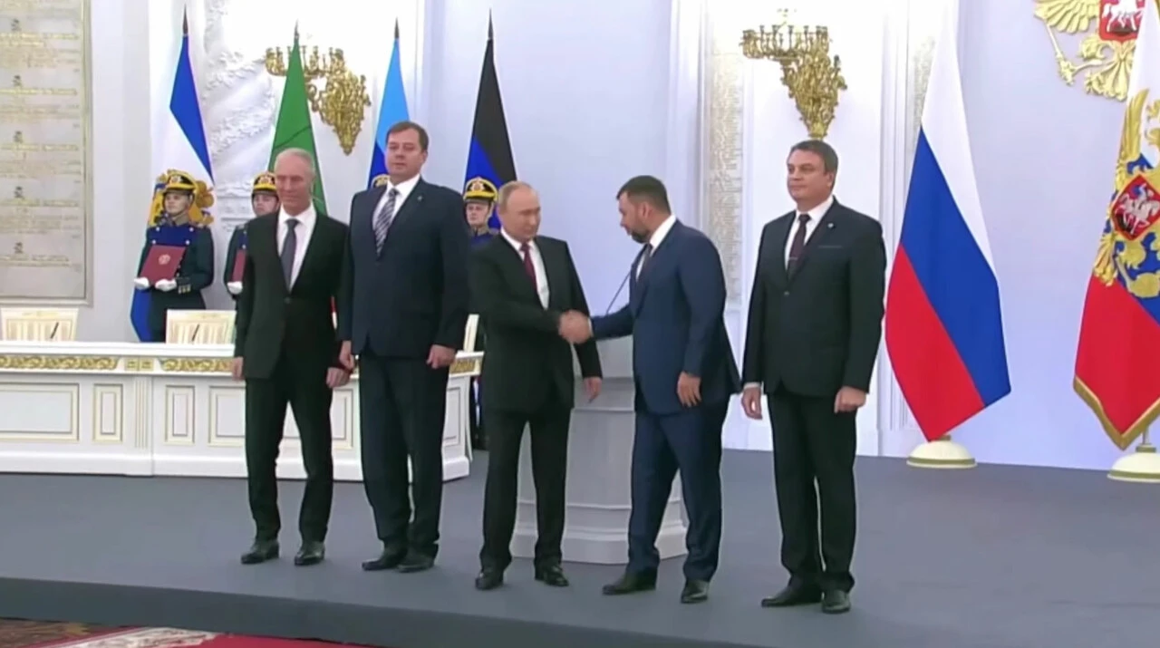 Son dakika! Rusya Devlet Başkanı Vladimir Putin 4 bölge için imzayı attı ilhakı açıkladı