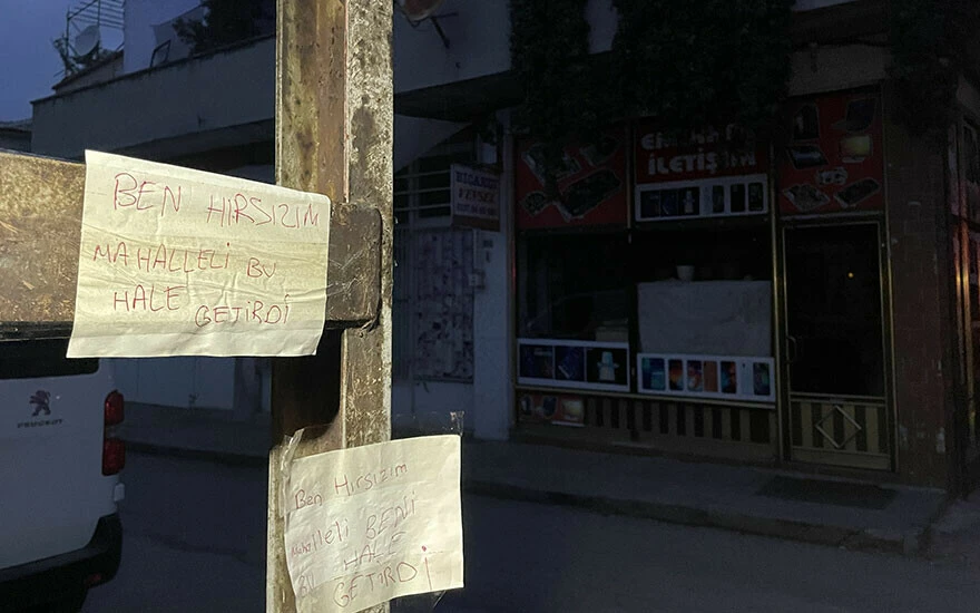 Bursa’da mahalleli hırsızı yakaladıktan sonra dövüp direğe bağladı