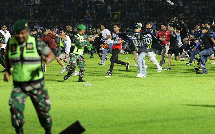 Endonezya’da futbol faciası! Yüzlerce kişi izdihamda hayatını kaybetti