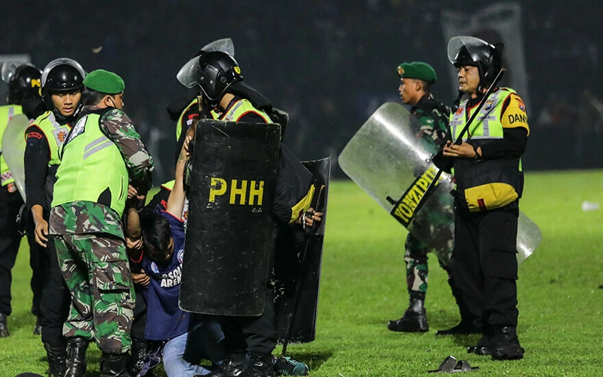 Endonezya’da futbol faciası! Yüzlerce kişi izdihamda hayatını kaybetti