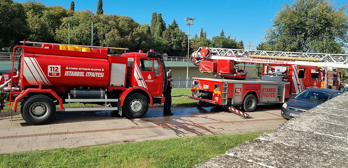 Fatih'te tarihi surlarda yangın! Ekipler müdahale etti, soruşturma başlatıldı