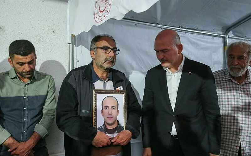 Şehit evinde duygu dolu anlar! Bakan Soylu gözyaşlarını tutamadı