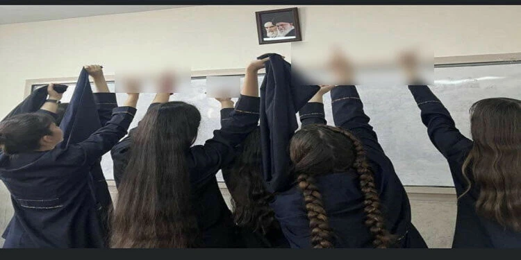 Mahsa Amini protestoları liselere sıçradı! Öğrencilerin okuldaki fotoğrafı viral oldu