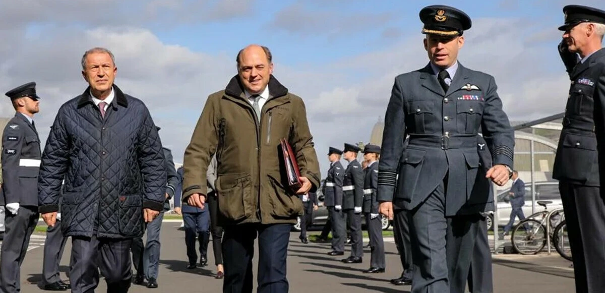 İngiltere’de alternatif mi baktı? F-16’lar beklenirken Bakan Akar’ın incelediği uçak dikkat çekti