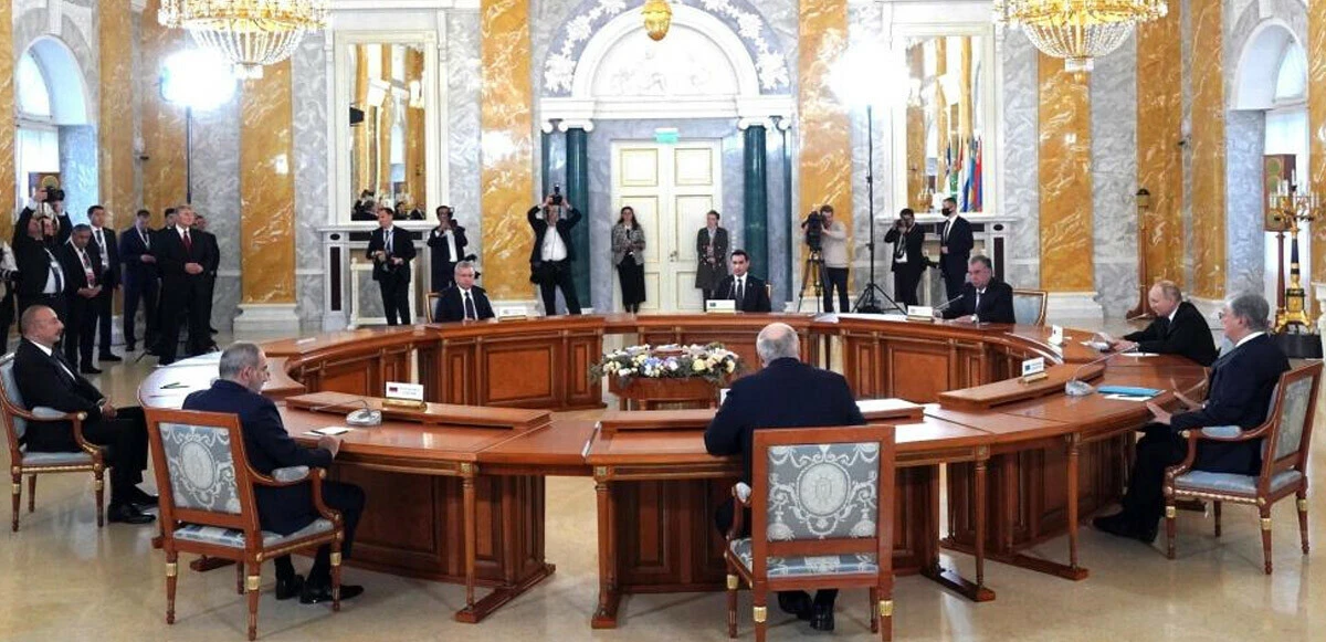 Putin BDT zirvesiyle moral depoladı