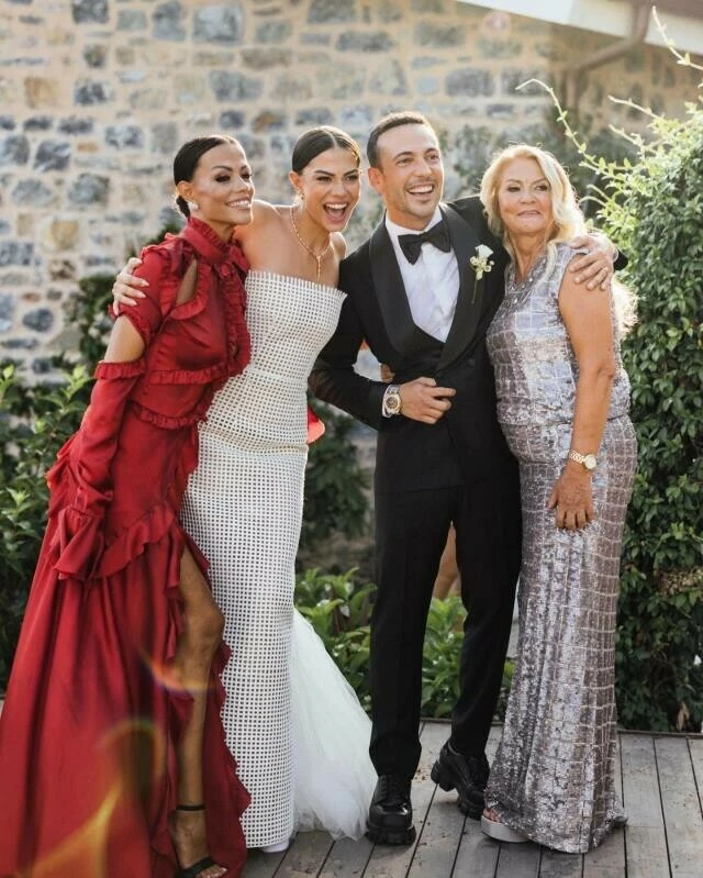 Dünyayla Benim Aramda dizisinin başrolü Demet Özdemir'in ablası da ünlü çıktı!