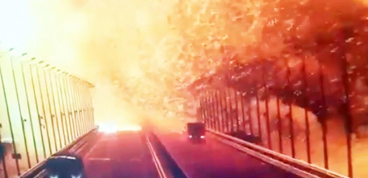 Kırım'daki kritik köprüde patlama ve yangın! Patlamada 3 kişi öldü