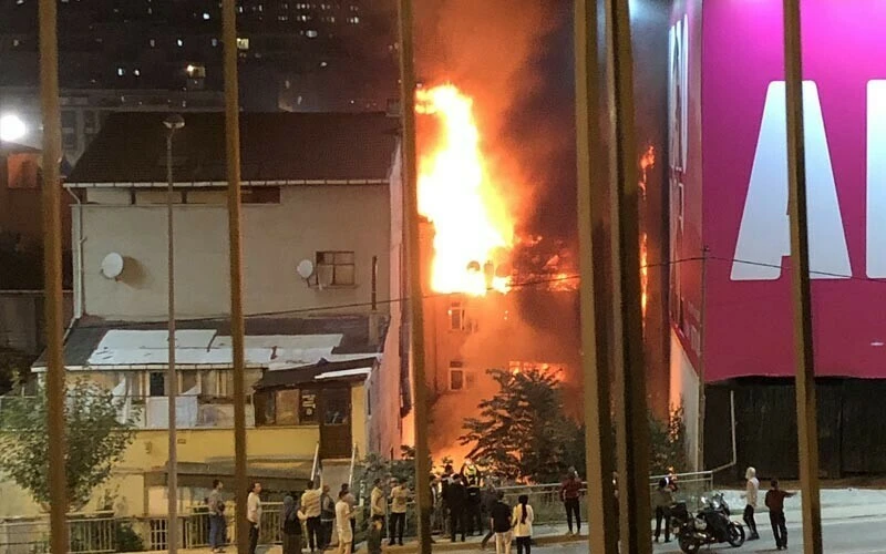 Son dakika: Kadıköy’de şiddetli patlama! Vali Yerlikaya acı haberi duyurdu