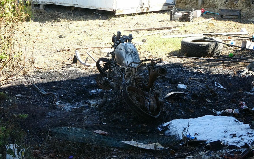 Eşi ve çocukları kendisini terk etti diye evini yakıp komşusunu bıçakladı