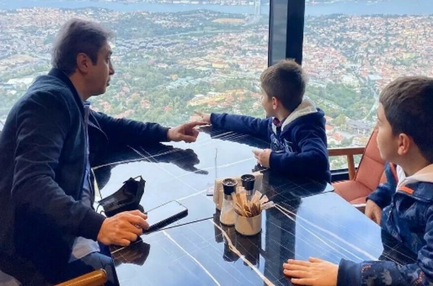 Necati Şaşmaz'dan bir ilk: İki oğlunun fotoğrafını sosyal medya hesabından paylaştı